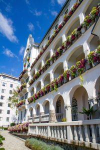 Fassade AHA Seniorenresidenz Draupark mit Blumenschmuck